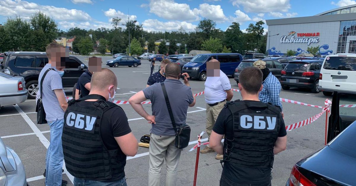 Работник СБУ через военного пенсионера передавал спрятанную в конфетах секретную информацию