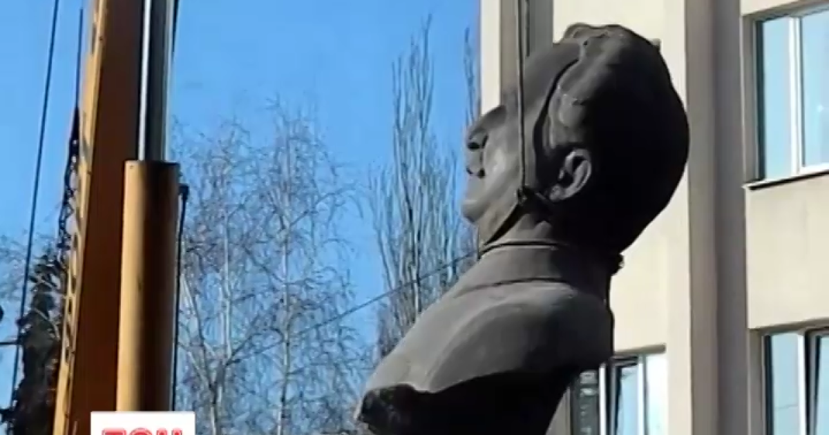 В Запорожье сняли бюст Орджоникидзе