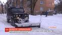 У Кропивницькому механік допомагає комунальникам чистити вулиці від снігу