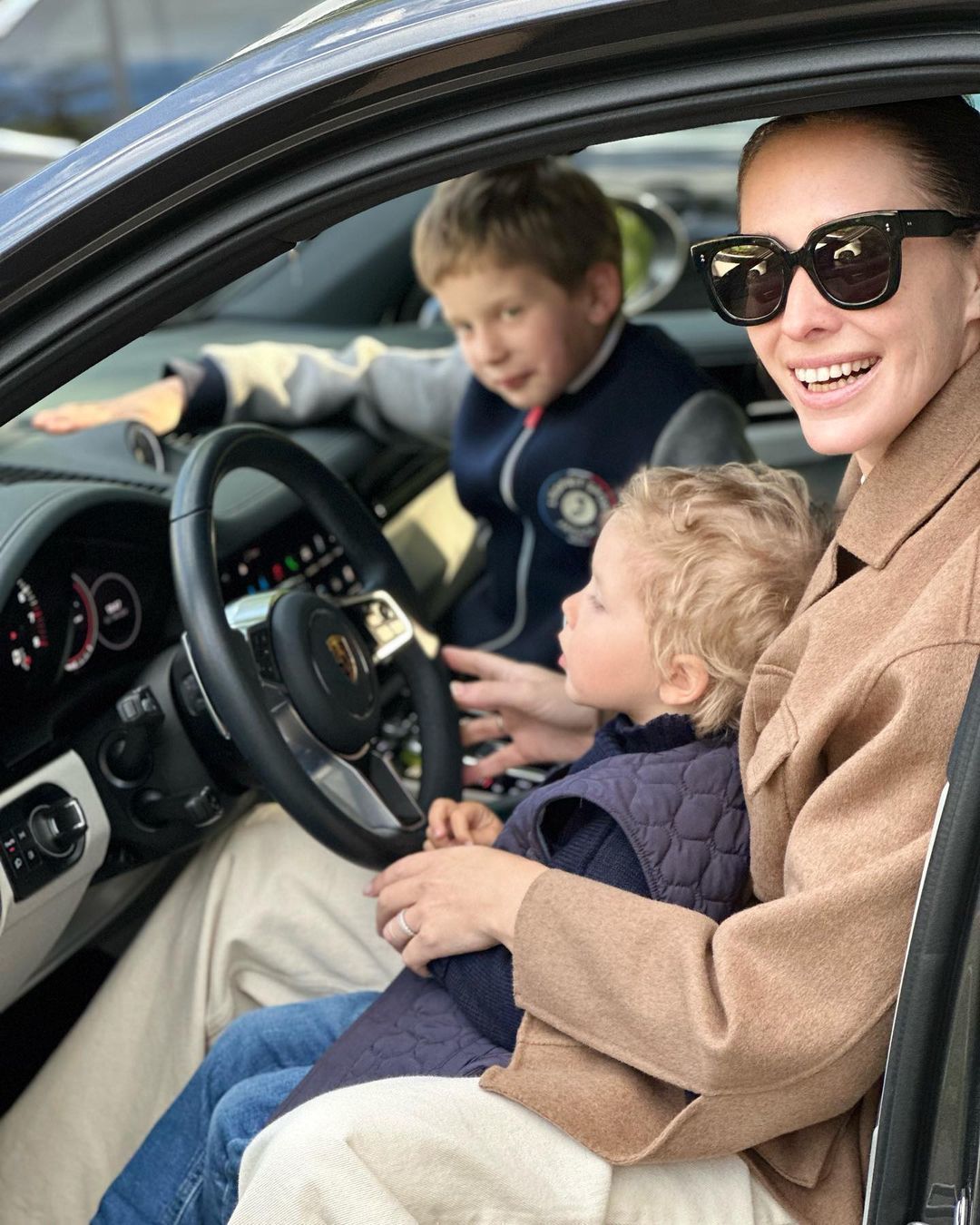 Звезды поздравляют с Днем матери / © 