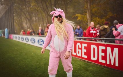 Главный тренер клуба Бундеслиги появился на тренировке в костюме свиньи-единорога: видео