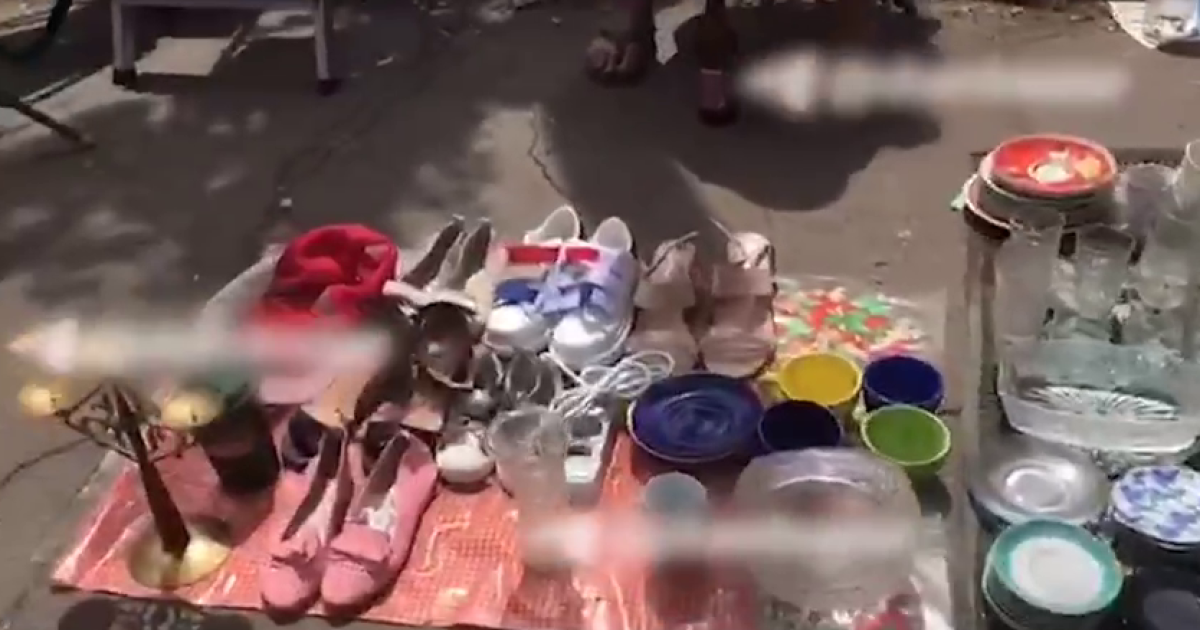 Продають все, що можна, аби вижити: місцеві перетворили Маріуполь на стихійний ринок (відео)