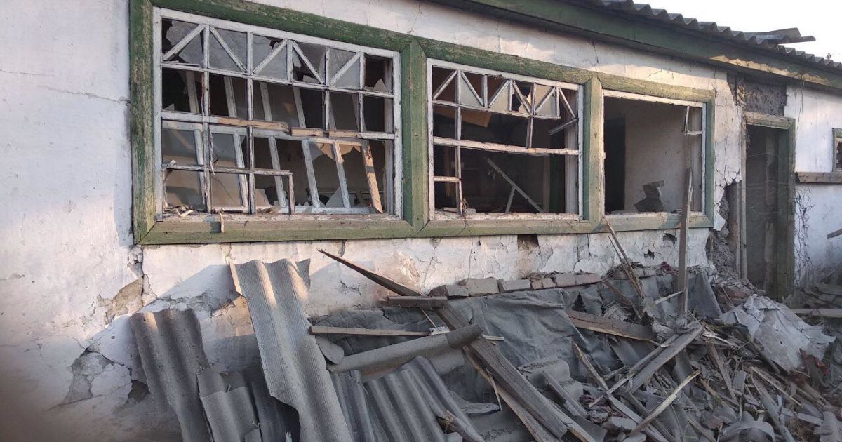 Разбитые дома и оборванные провода: в штабе ООС показали последствия обстрела поселка под Горловкой