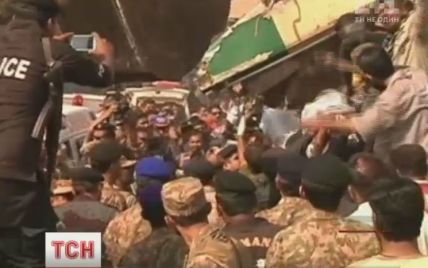 В результате столкновения двух поездов в Пакистане погибли десятки людей