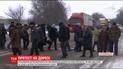 Дестяки людей заблокировали автодорогу Выступовичи-Житомир