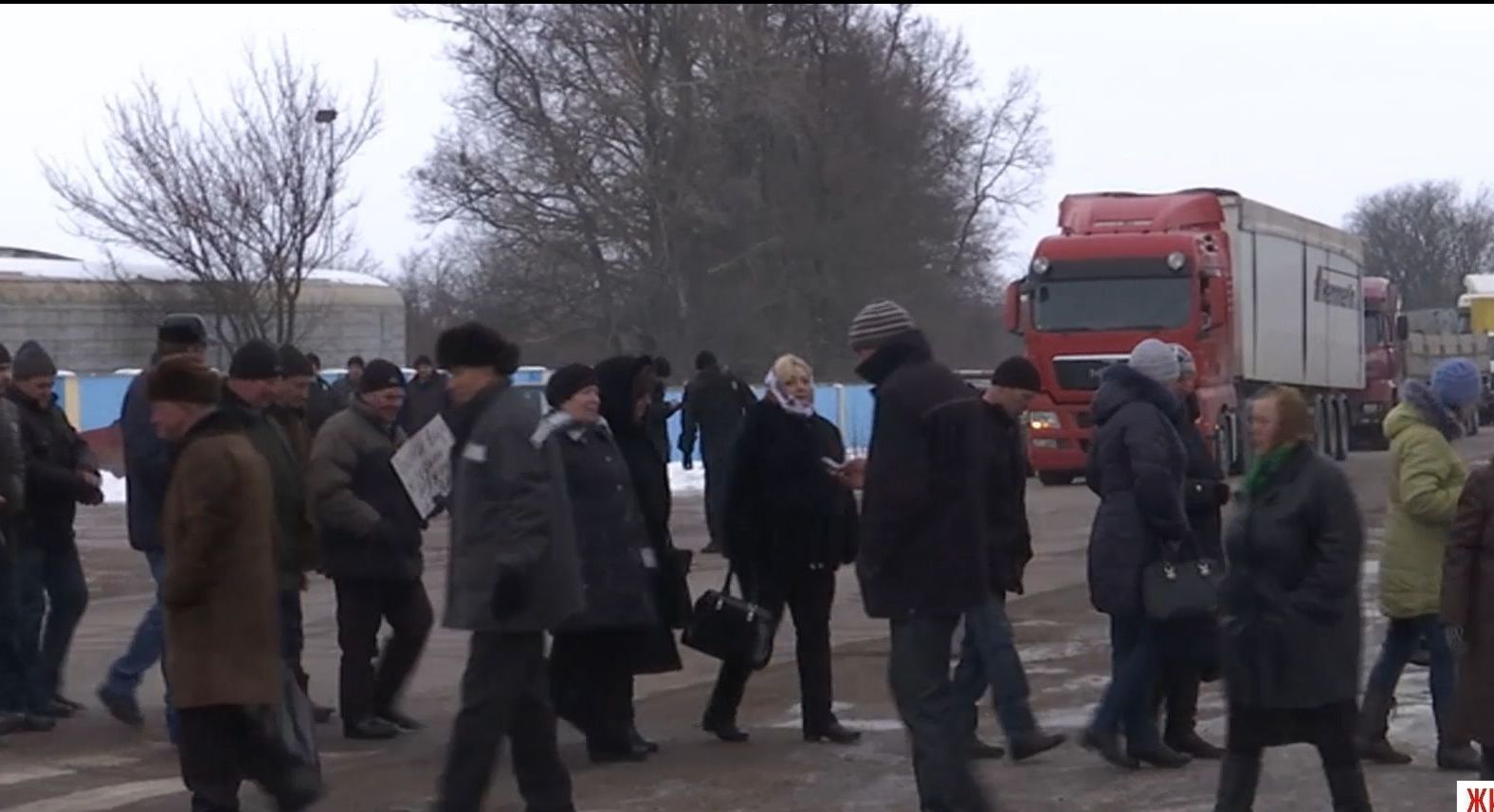 Дестяки людей заблокировали автодорогу Выступовичи-Житомир