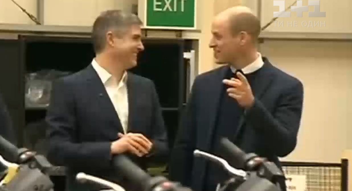 Давнее увлечение: принц Уильям протестовал мотоцикл во время визита на завод