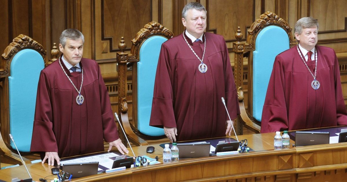На заседании присутствуют 13 судей КС.