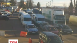 Майже сім сотень автівок стоять у чергах на виїзді з України в Польщу
