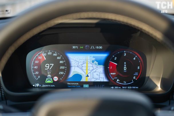 Режим Pilot Assist включается на приборной панели переключением режима и нужно следить, чтобы загорелся необходимый. Система удерживает автомобиль в полосе движения, контролирует расстояние до впередиидущей машины и в случае необходимости может применить торможение до полной остановки. / © Фото Ершовой Александры