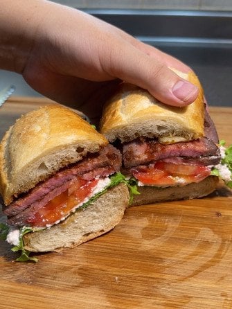 Сендвіч з ростбіфом, рикотою та цибулевим соусом instagram.com/mitamo.kitchen