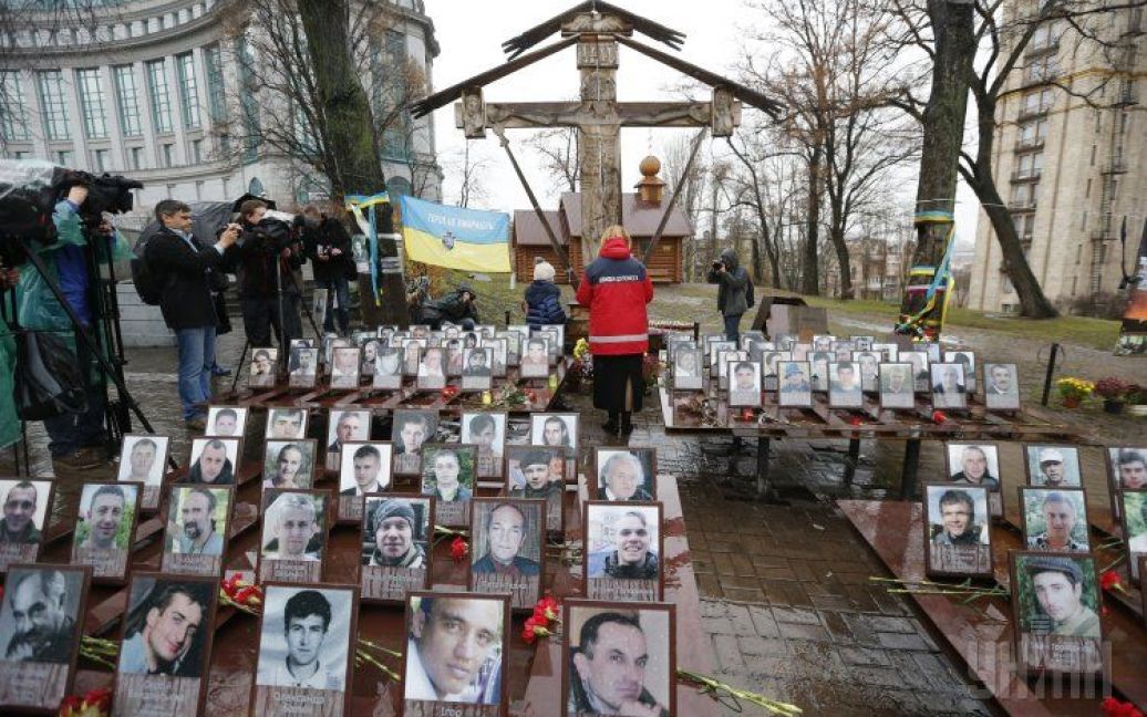 Люди идут в центр Киева чествовать героев Небесной сотни / © УНИАН