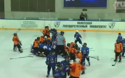 Маленькие хоккеисты из Украины и Белорусии устроили ледовое побоище