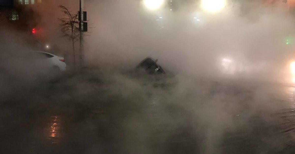 У центрі Києва прорвало трубу з окропом: під асфальт провалилося авто