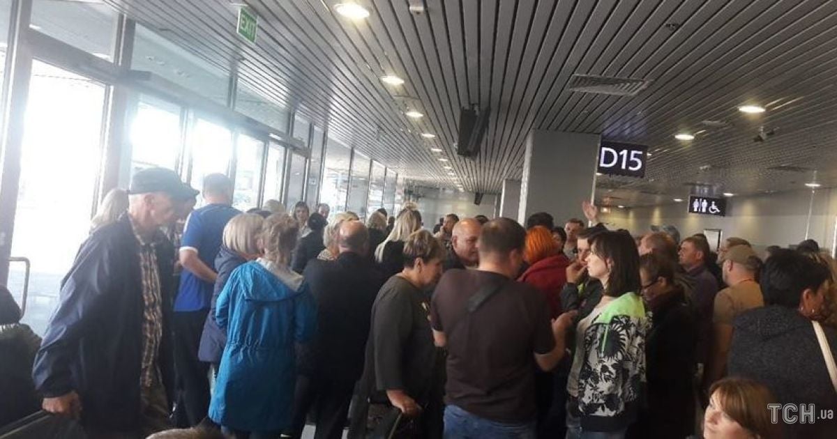 Авиаколлапс в аэропорту "Борисполь". Две сотни пассажиров полсуток ждут вылета на отдых в Египет