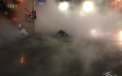 У центрі Києва прорвало трубу з окропом: під асфальт провалилося авто