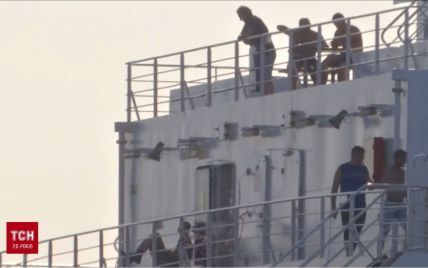 Между Украиной и Турцией "застряло" судно с 12 нелегальными мигрантами