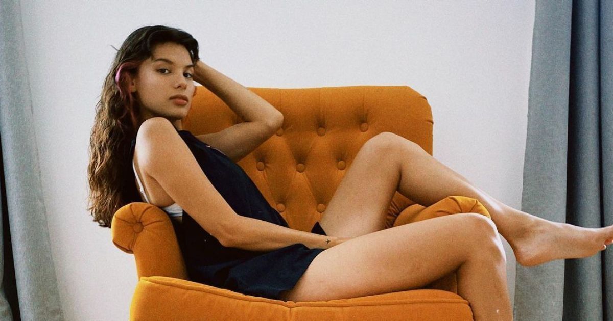 Новини шоу бізнесу Michelle Andrade у мінісукні посвітила оголеними