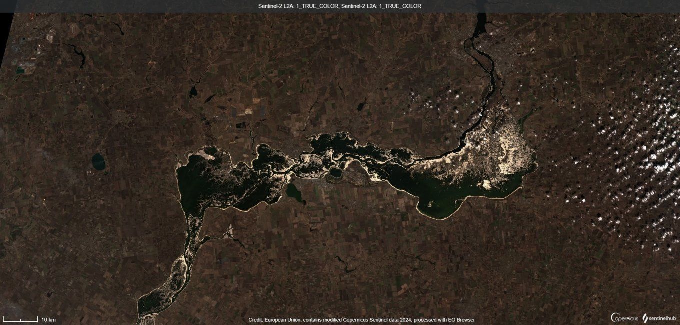 Напротив самой Запорожской атомной электростанции, где ширина Днепра стала значительно больше у правого берега: 0