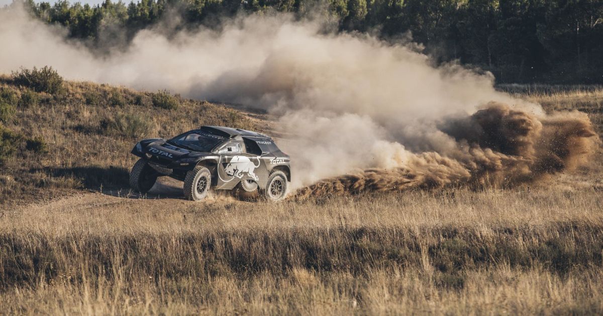 Peugeot представила обновленный дакаровский болид 2008 DKR16 (видео)