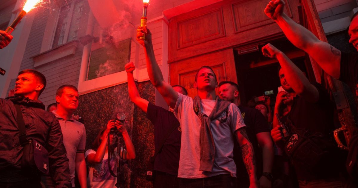 После освобождения из-под стражи руководитель ячейки "Азова" пошел пикетировать "Киевгорстрой"