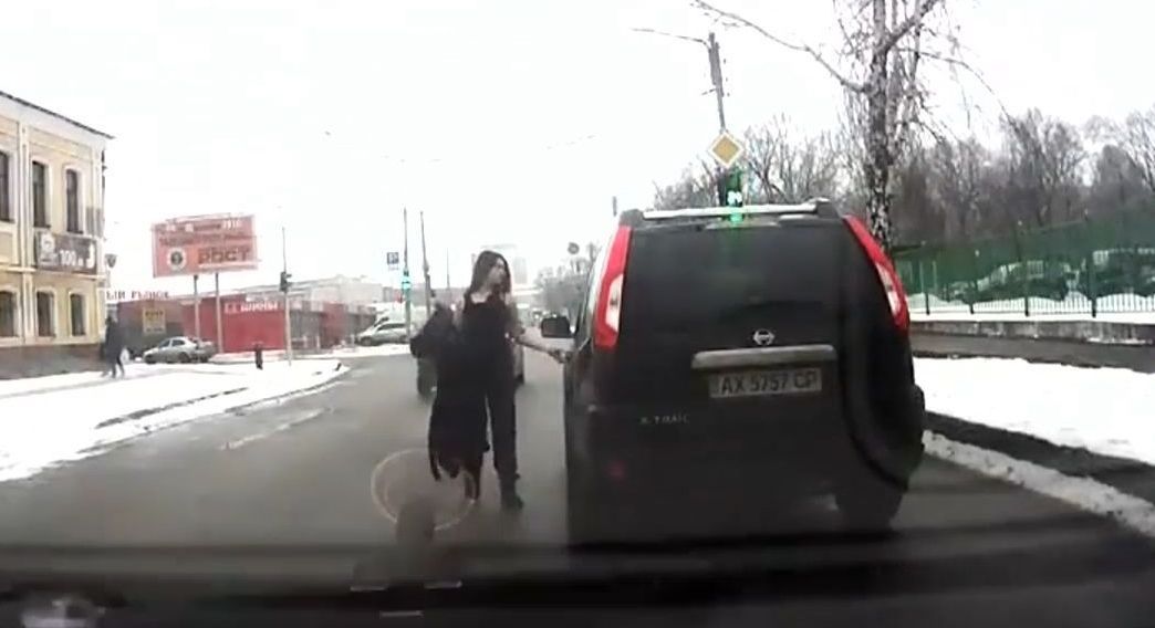 Харьковчанка выехала на красный свет на встречную полосу и чуть не сбила пешехода