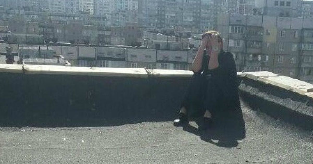 У Києві патрульні зняли з даху самогубцю, яка збиралась стрибати після сварки з подругою