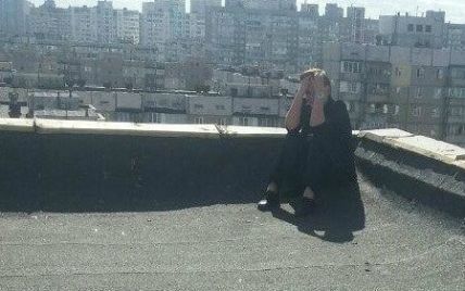В Киеве патрульные сняли с крыши самоубийцу, которая собиралась прыгать после ссоры с подругой