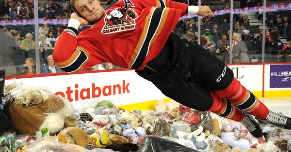 Teddy Bear Toss 2015 зібрав 28,815 тисяч плюшевих ведмедиків. / © twitter.com/WHLHitmen