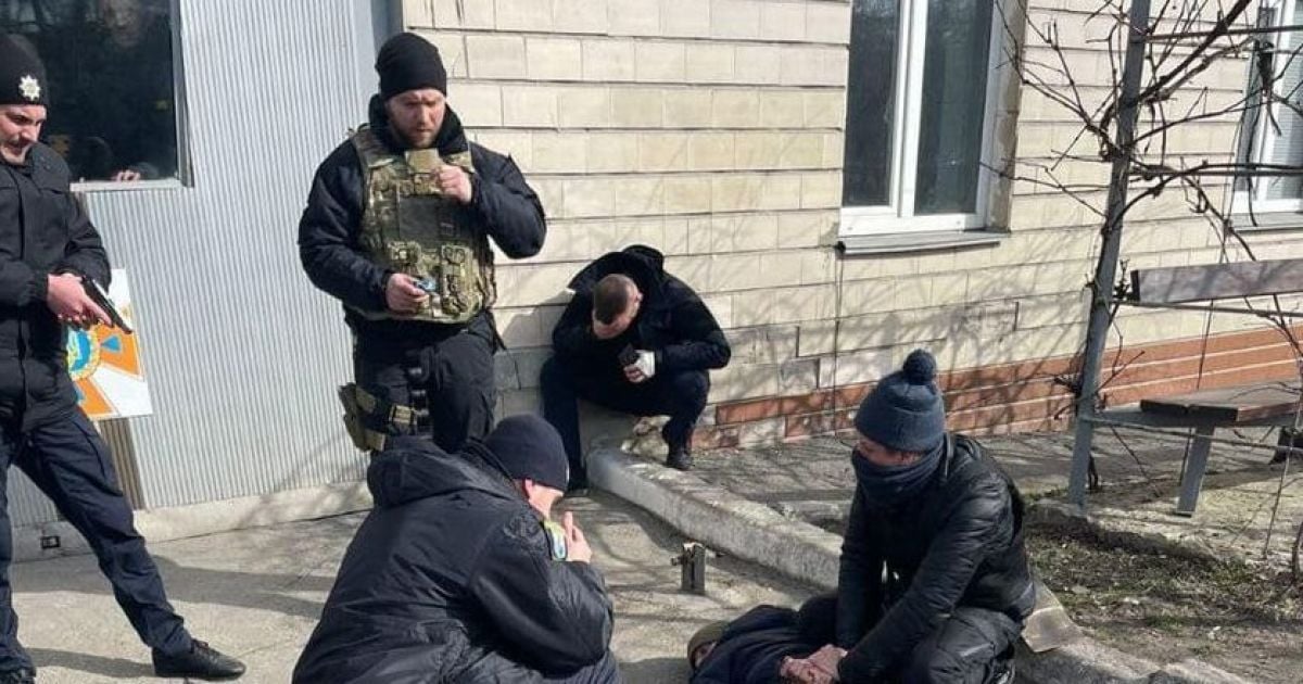 Завітали незвані гості: співробітники ДСНС взяли у полон двох російських окупантів