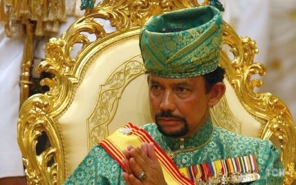 У розкішній сукні та діамантовій тіарі: султан Брунея видав свою доньку заміж