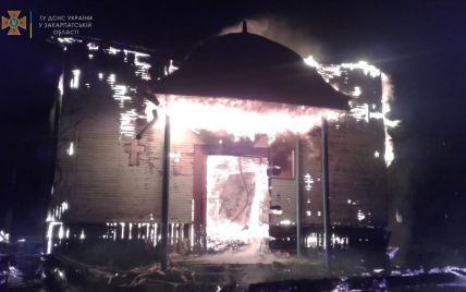 На Закарпатье сгорела построенная в 19 веке деревянная церковь: подозревают поджог