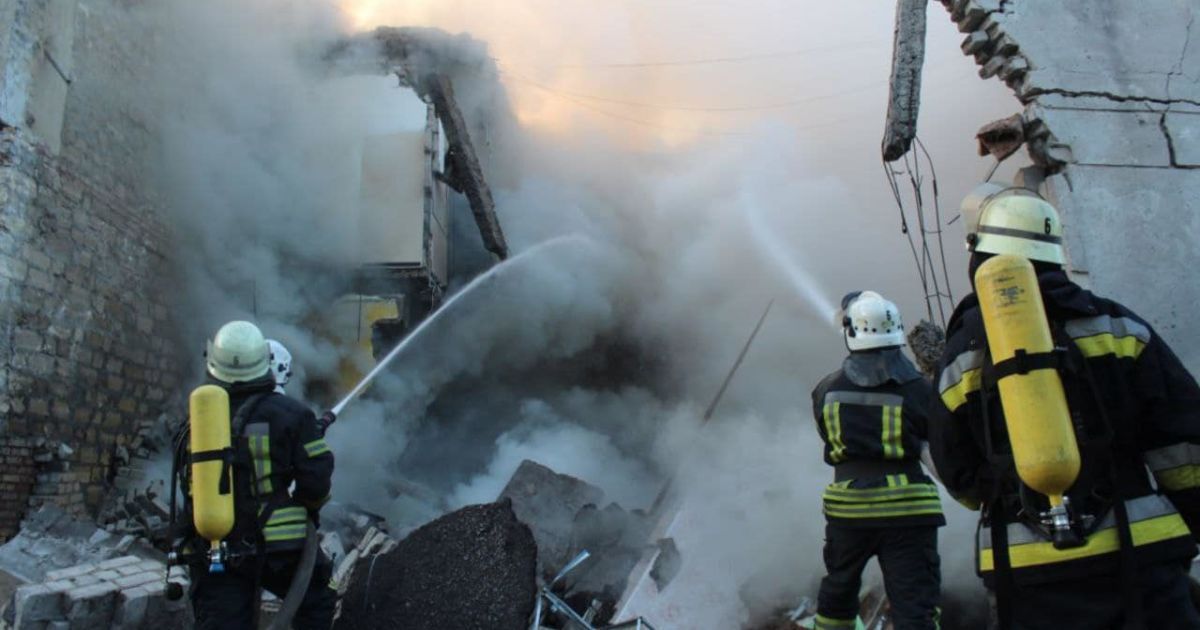 Ракетный удар: в Одессе спасатели ликвидировали последствия атаки "русского мира"