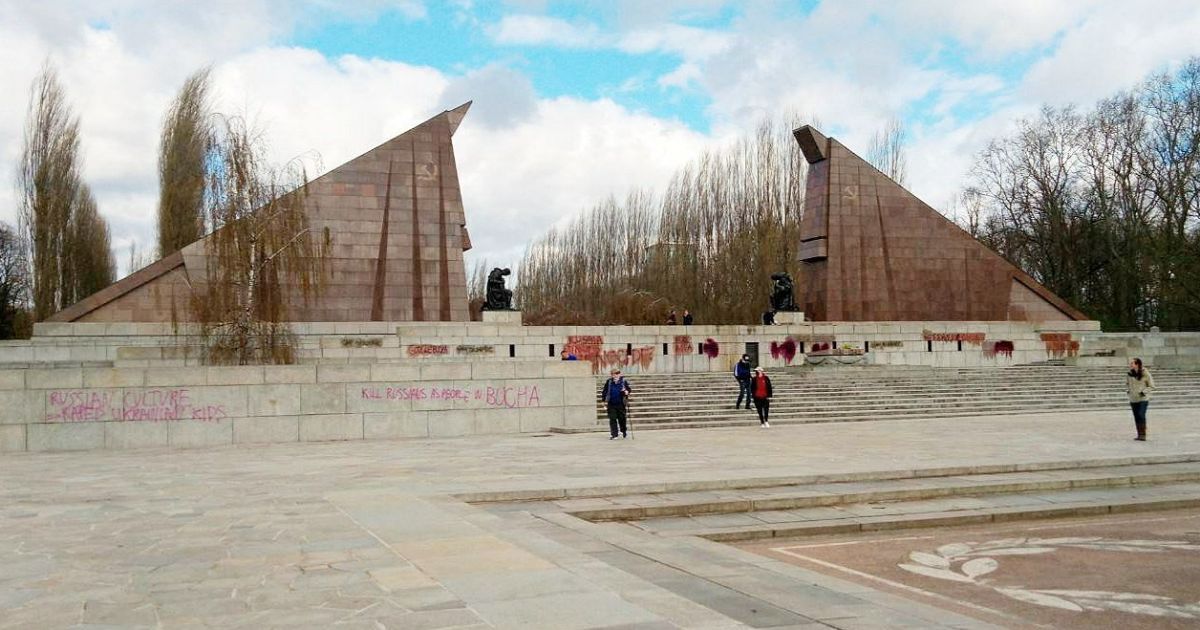В Германии разрисовали советский памятник: современные нацисты из Москвы назвали это "циничным попранием" (фото)