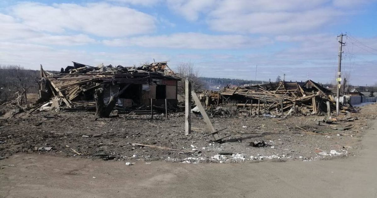 Росіяни завдали авіаудару по с. Комарівка в Бучанському районі: зруйновано два приватних будинки та крамниця