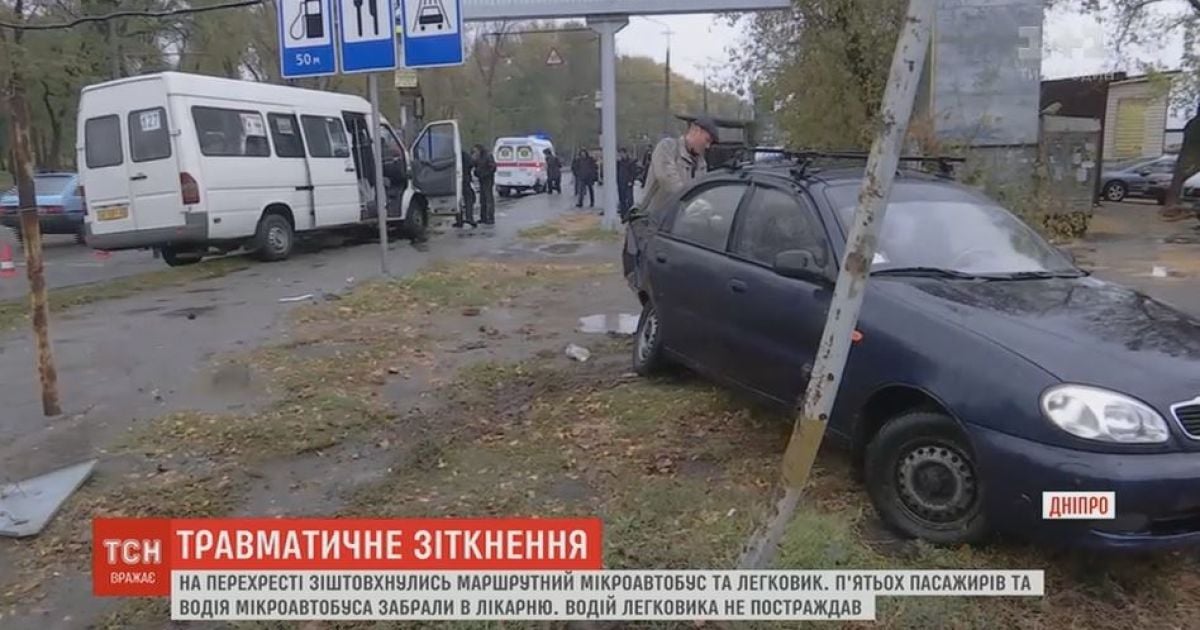 Шестеро пасажирів маршрутки опинилися в лікарні через аварію у Дніпрі