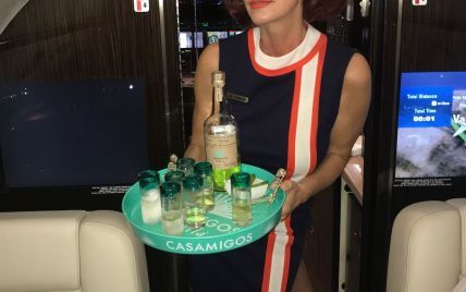 Сексуальная стюардесса: Синди Кроуфорд появилась на хэллоуин-вечеринке в интересном образе