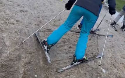 У швейцарських Альпах лижники топчуть багнюку: відео