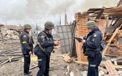 У поліції показали місце ракетного удару по Дніпру: фото наслідків