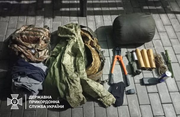 Чоловік із собою віз форму і мав документи / © Держприкордонслужба України