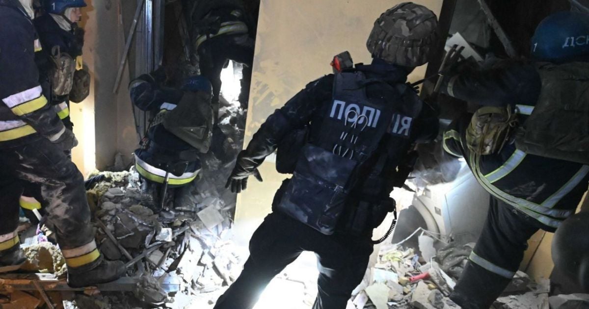 Полиция и ГСЧС на месте ракетного удара по дому в Запорожье 18 октября