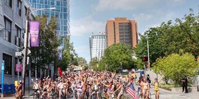 Тысячи велосипедистов в Филадельфии приняли участие в "голом параде"