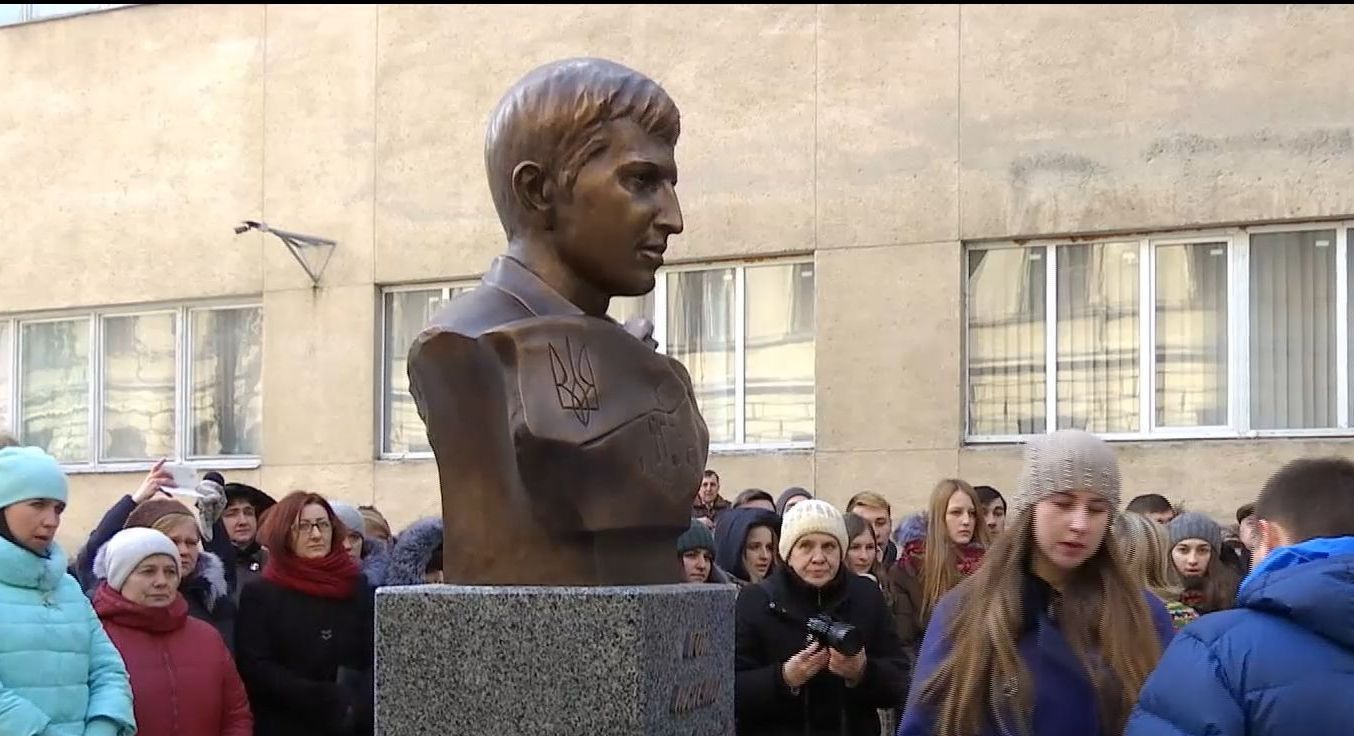 Во дворе Львовского университета установили памятник погибшему на Майдане студенту