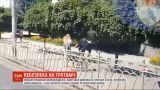 Велосипедист сбил в Ровно девушку и сбежал - полиция разыскивает парня