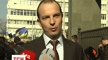 Зранку у Конституційному суді почали розглядати закон про люстрацію