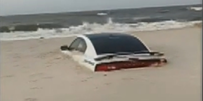 Dodge Charger намертво заилило в песок из-за урагана в Америке