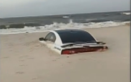 Dodge Charger намертво заилило в песок из-за урагана в Америке