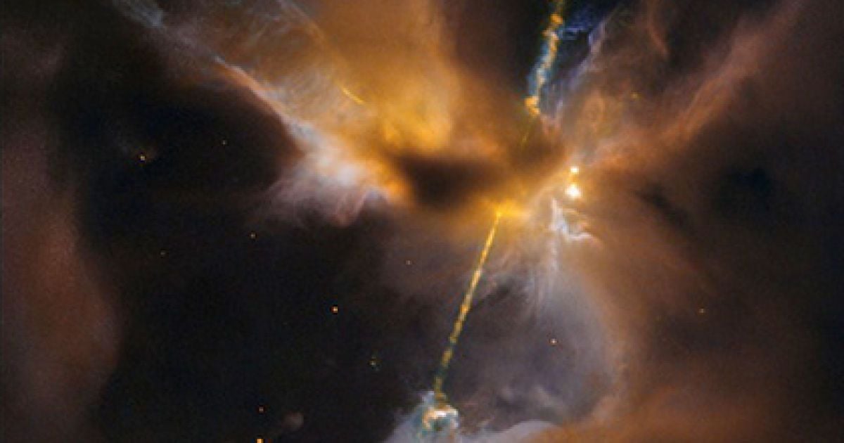 Зображення було отримано в інфрачервоному діапазоні, що дозволило телескопу проникнути крізь щільну завісу газу і пилу