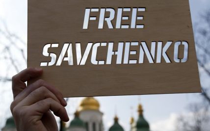 В Москве полиция силой увезла одиночного пикетчика, который поддерживал Савченко