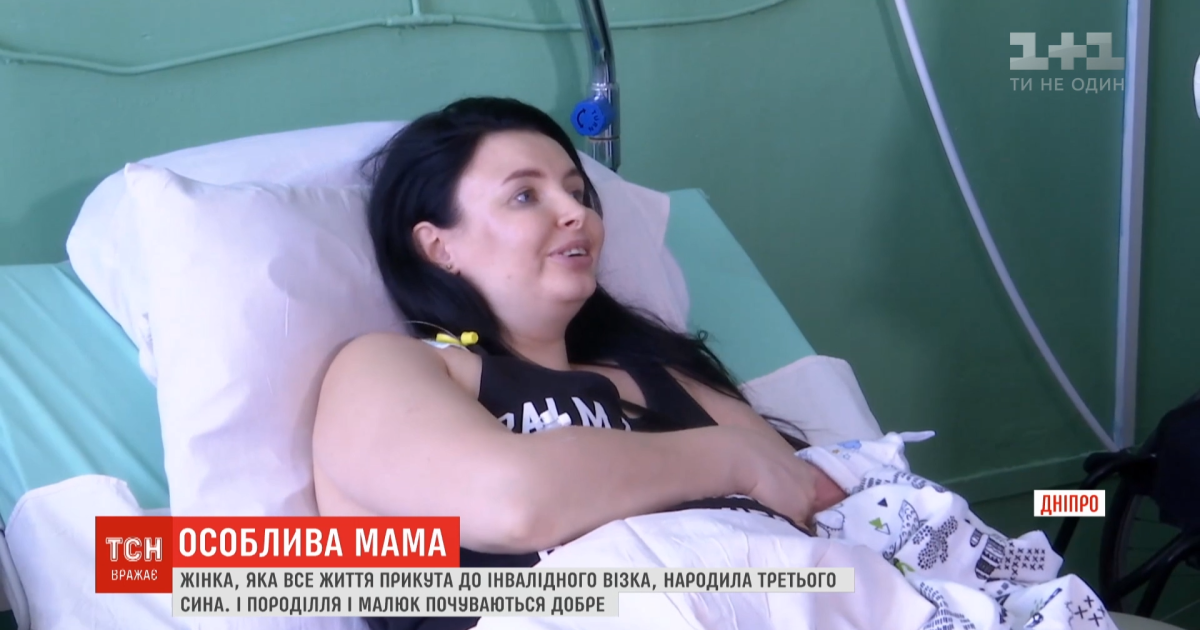 Женщина, всю жизнь прикована к инвалидной коляске, родила третьего сына